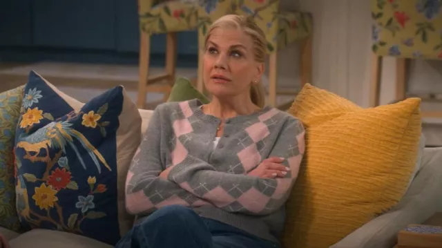 Cárdigan de Clara de la Reforma usado por Carol (Kristen Johnston) como se ve en Leanne (S01E13)