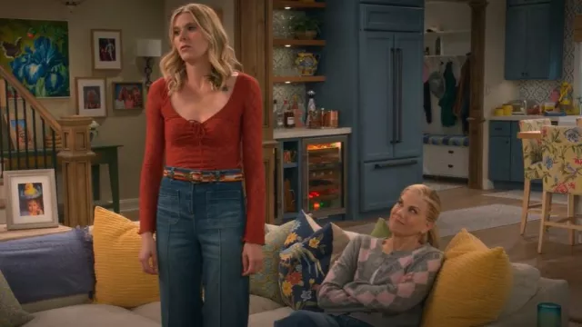 Jeans acampanados con bolsillo de parche Sakura de Reiss usados por Josie (Hannah Pilkes) como se ve en Leanne (S01E13)