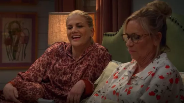Conjunto de pijama Free People Dreamy Days usado por Carol (Kristen Johnston) como se ve en Leanne (S01E13)