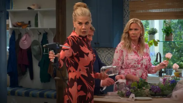 Vestido midi estampado de jersey Starlah de Ted Baker usado por Carol (Kristen Johnston) como se ve en Leanne (S01E13)