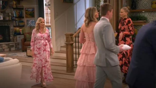 Veronica Beard Gianna Wedge usada por Leanne (Leanne Morgan) como se ve en Leanne (S01E13)