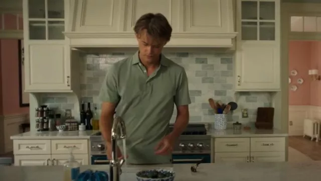 Polo de algodón gamuzado J Crew usado por Conrad Fisher (Christopher Briney) como se ve en The Summer I Turned Pretty (S03E06)
