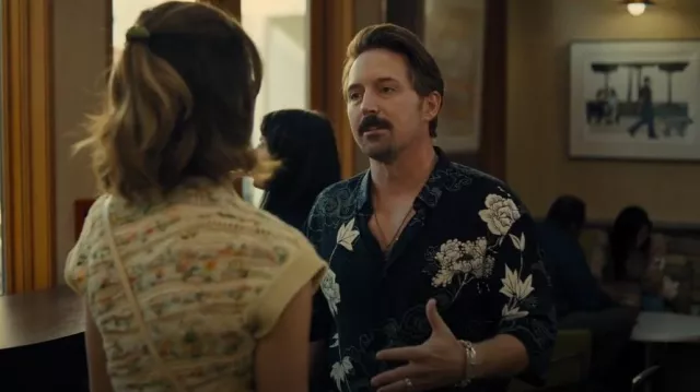 Chemise d’été à manches courtes Saint Laurent portée par Wild Card (Beck Bennett) comme on le voit dans Platonic (S02E03)
