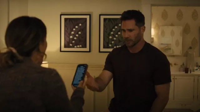 Póster del sello de Salomón Golden Hour usado por Charlie Greeves (Luke Macfarlane) como se ve en Platónico (S02E03)
