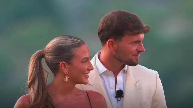 Pendientes colgantes de perlas de metal martillado Boohoo usados por Angel Swift como se ve en Love Island (S12E57)