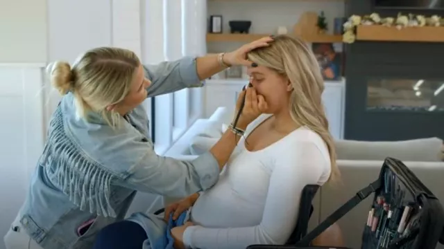Body de manga larga con cuello redondo de algodón elástico Express Body Contour usado por Kacie Adkison como se ve en The McBee Dynasty: Real American Cowboys (S02E07)