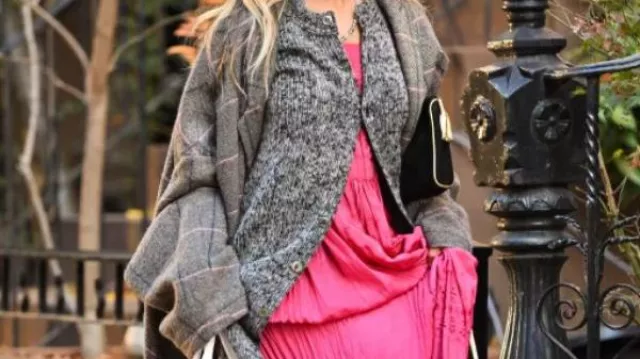 Manteau à carreaux surdimensionné gris porté par Carrie Bradshaw (Sarah Jessica Parker) dans And Just Like That