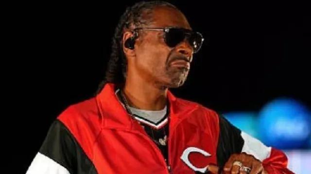 Philadelphia Phillies vs Cincinnati Reds¡La chaqueta roja de Snoop Dogg en Snoop Dogg se presenta después del juego de los Cincinnati Reds y los Philadelphia Phillies!
