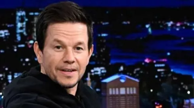 Mark Wahlberg Le sweat à capuche du Tonight Show en Kevin Hart a permis à Mark Wahlberg de se déshabiller dans Me Time | Le Tonight Show avec Jimmy Fallon