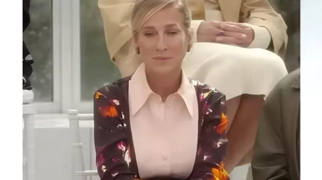 Camisa de manga larga estampada de Carrie Bradshaw usada por Carrie Bradshaw (Sarah Jessica Parker) en And Just Like That... (S03E12)