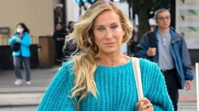 Sarah Jessica Parker Suéter de punto azul usado por Carrie Bradshaw (Sarah Jessica Parker) en And Just Like That... (S03E12)