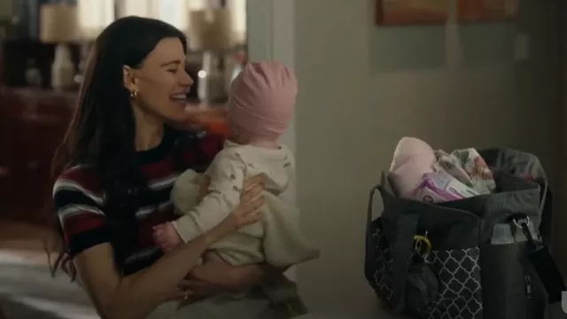 Moclever Diaper Bag Tote Baby Diaper Bag w/14 Poches 2 Burp Cloths portés par Kate Hawthorne (Meredith Garretson) comme on le voit dans Resident Alien (S04E10)