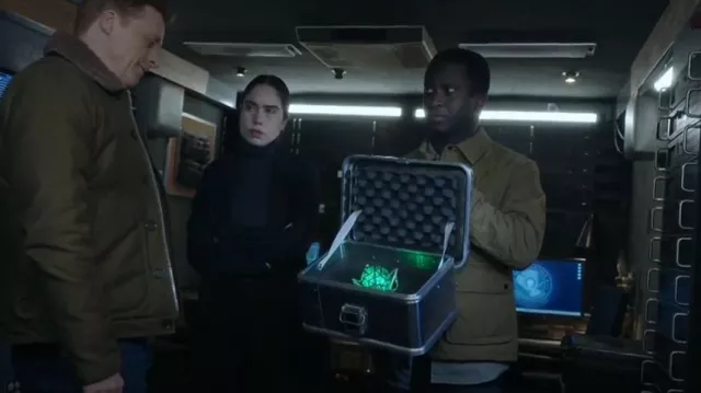 Jakcet geométrico acolchado Scotch & Soda usado por Mike Thompson (Corey Reynolds) como se ve en Resident Alien (S04E10)