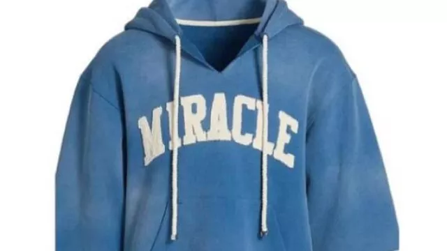 Sudadera con capucha Miracle Cut Off usada por Travis Kelce en el video de YouTube Travis Kelce revela la ÚNICA CANCIÓN de Taylor Swift que hará que SU CORAZÓN SE ACELERE DE POR VIDA.