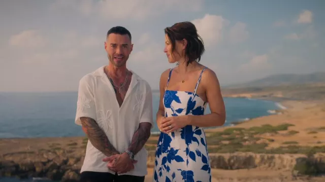 Aje Belonging Rose Print Dress usado por Emma Willis como se ve en Love Is Blind: Reino Unido (S02E04)