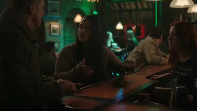 We the Free Colt Henley porté par Asta Twelvetrees (Sara Tomko) comme on le voit dans Resident Alien (S04E10)