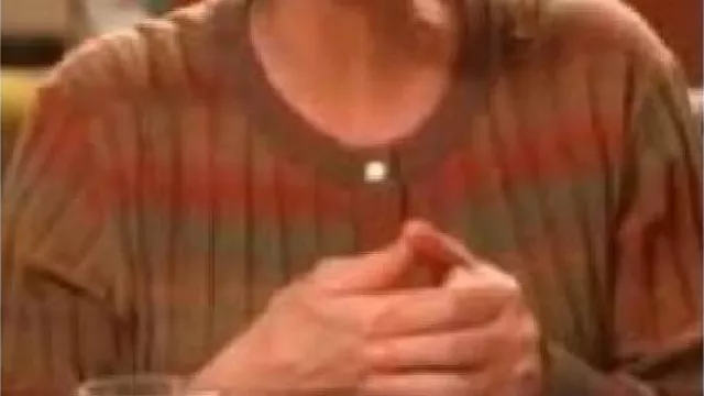 Et tout comme ce cardigan en tricot porté par Miranda Hobbes (Cynthia Nixon) comme on le voit dans And Just Like That... (S02E08)
