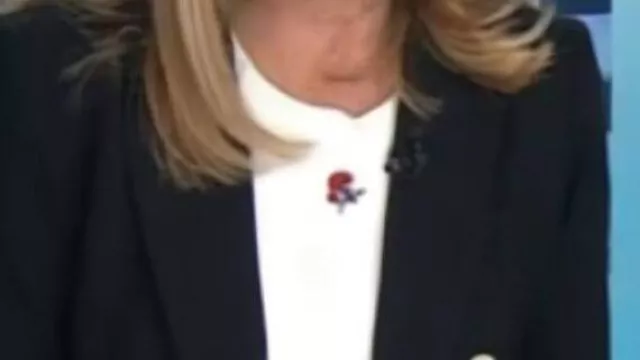 Le t-shirt à fleurs blanches du Today Show porté par Savannah Guthrie dans la vidéo YouTube Savannah et Jenna apprennent pourquoi le Mahjong est plus qu’un jeu