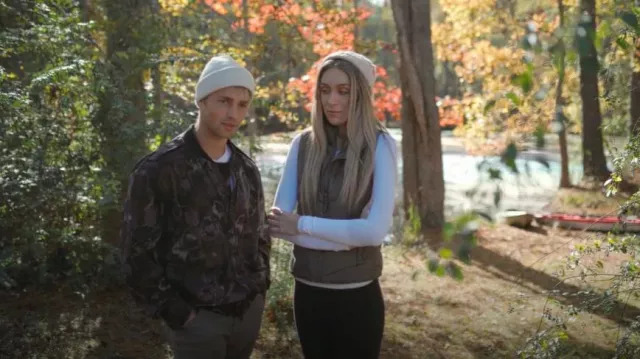 J.Lindeberg Golf M Tech Bomber 2.5 Ply Veste imperméable Noir Camo portée par Micah Plath comme on le voit dans Welcome to Plathville (S07E03)