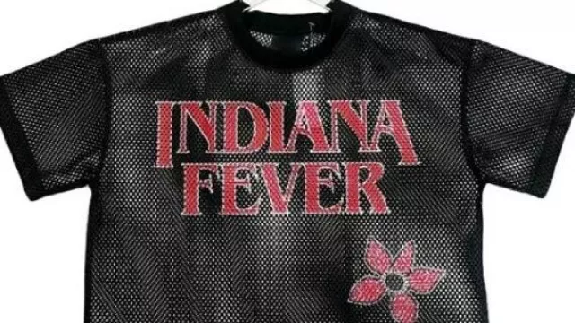 Indiana Fever Stranger Things Demoregame Sporty Mesh Jersey porté par Caitlin Clark dans la vidéo YouTube Epic. Feu. Dur. Nos maillots Stranger Things sont tout cela et plus encore ????