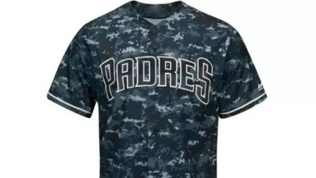Maillot San Diego Padres Majestic Camo Cool Base porté par Rey Mysterio tel qu’on le voit à San Diego : City of