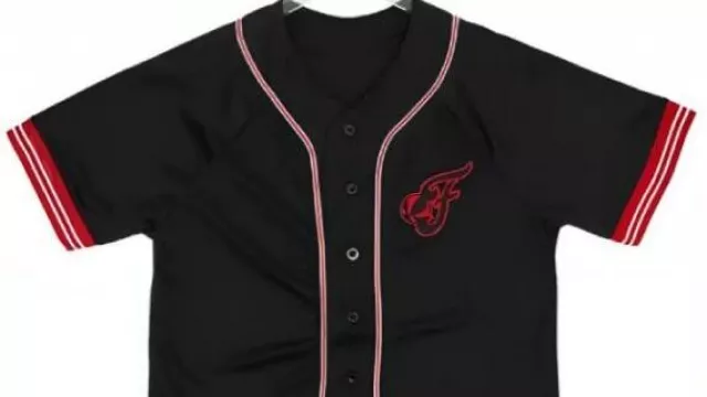 Camiseta de béisbol Indiana Fever Stranger Things usada por Matthew Daddario en el video de YouTube Epic. Fuego. Difícil. Nuestras camisetas de Stranger Things son todo eso y más ????
