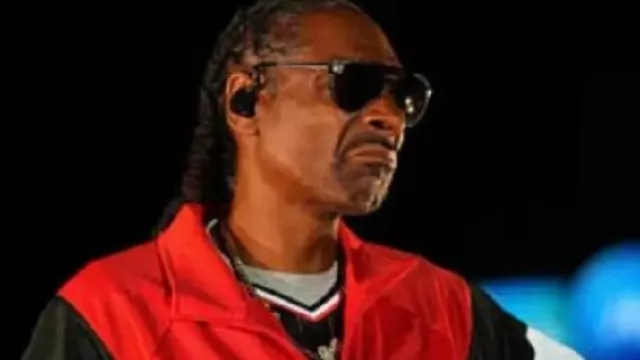 Philadelphia Phillies vs Cincinnati Reds 2025 Chaqueta roja usada por Snoop Dogg en el video musical ¡Snoop Dogg actúa después del juego de los Cincinnati Reds y los Philadelphia Phillies!