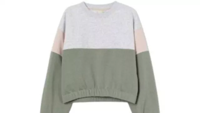 Sudadera con bloques de color verde caqui Emmerdale 2025 usada por Jenna Coleman como se ve en Emmerdale