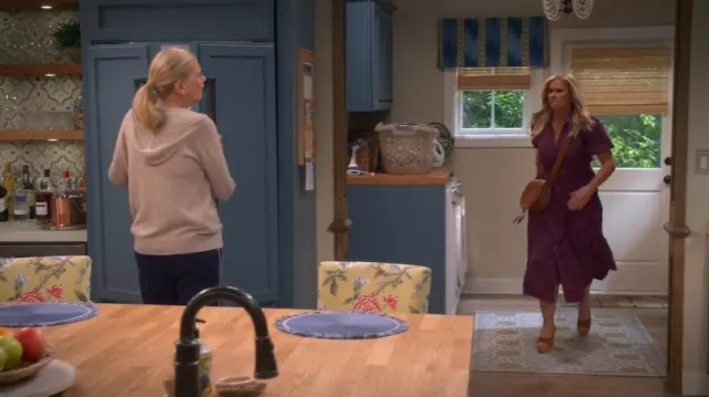 Sandalia de cuña con plataforma destalonada Dayna de Stuart Weitzman usada por Leanne (Leanne Morgan) como se ve en Leanne (S01E14)