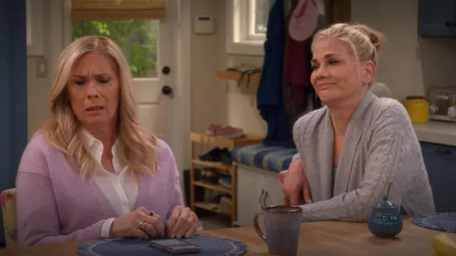 Bata de punto de cachemira de Neiman Marcus usada por Carol (Kristen Johnston) como se ve en Leanne (S01E14)