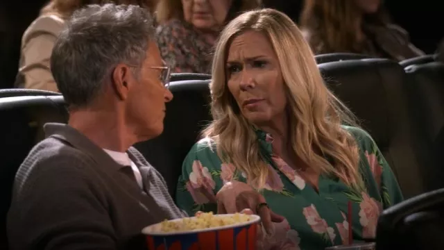 Cece Top con volantes y estampado floral usado por Leanne (Leanne Morgan) como se ve en Leanne (S01E14)