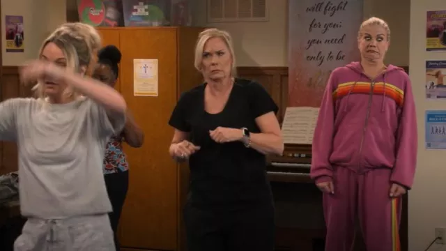 Pantalones de chándal con rayas arcoíris de Aviator Nation usados por Carol (Kristen Johnston) como se ve en Leanne (S01E14)