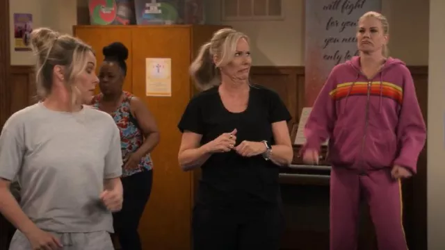 Sudadera con capucha y cremallera de 5 rayas de Aviator Nation usada por Carol (Kristen Johnston) como se ve en Leanne (S01E14)