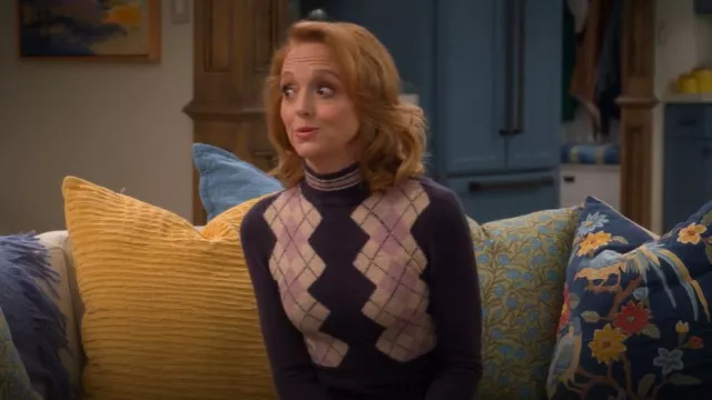 Suéter corto de cuello alto BDG Argyle usado por Mary (Jayma Mays) como se ve en Leanne (S01E14)