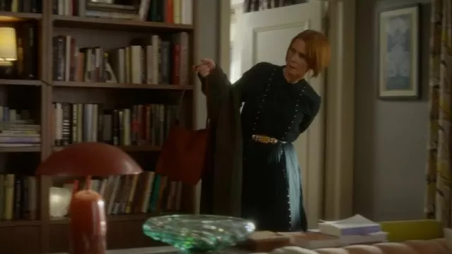 Elie Tahari El vestido midi plisado de Alania usado por Miranda Hobbes (Cynthia Nixon) como se ve en And Just Like That... (S03E12)