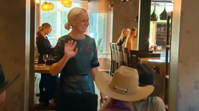 Top de cuero sintético arrugado de Milly Rainey usado por Galyna Saltkovska como se ve en The McBee Dynasty: Real American Cowboys (S02E07)