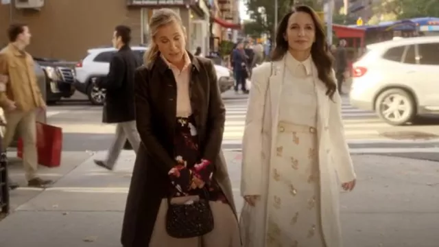 Bolso de dominó con tachuelas de Sonia Rykiel usado por Carrie Bradshaw (Sarah Jessica Parker) como se ve en And Just Like That... (S03E12)