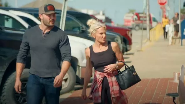 Michael Michael Kors Marilyn Small Crossbody usado por Kristi Mcbee como se ve en The McBee Dynasty: Real American Cowboys (S02E07)
