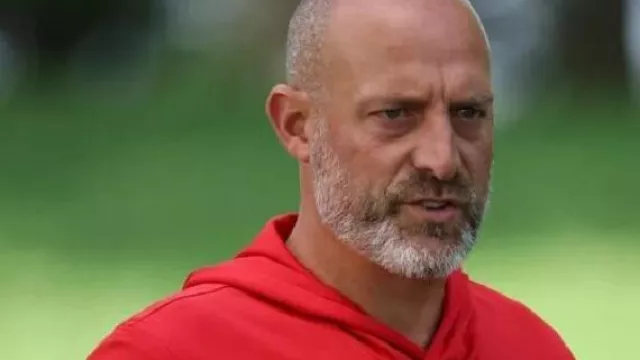Sweat à capuche du camp d’entraînement des Chiefs de Kansas City porté par Matt Nagy dans la vidéo YouTube Camp d’entraînement des Chiefs avec Matt Nagy, Creed Humphrey et d’autres
