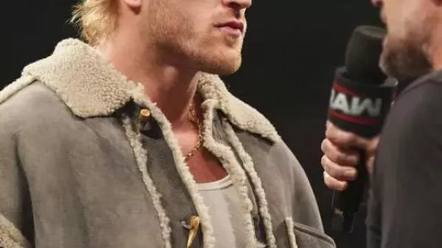WWE Logan Paul 2025 Veste en peau de mouton grise portée par Logan Paul dans les faits saillants de Full Raw : 24 février 2025