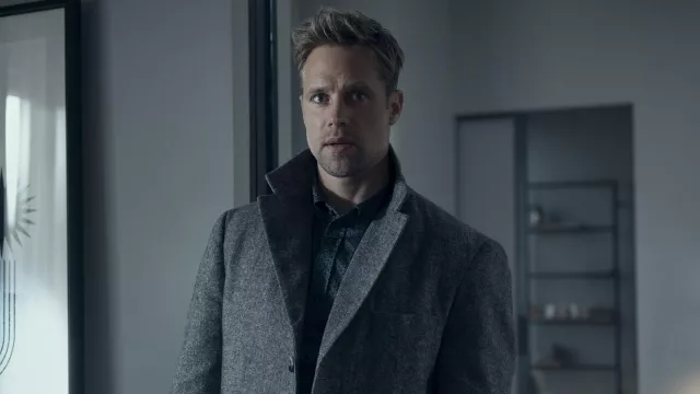 Gabardina usada por David O'Donnell (Shaun Sipos) como se ve en el guardarropa de la serie de televisión Reacher (Temporada 2)