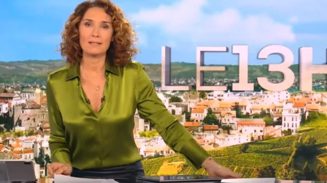 Camisa de satén verde diciembre 6, 2024 por Marie-Sophie Lacarrau en Journal de 13 heures