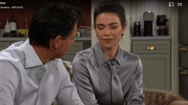 Boucles d’oreilles portées par Victoria Newman (Amelia Heinle) dans Les Feux de l’Amour (15 août 2025)
