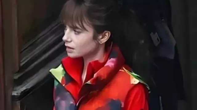 Emily In Paris S04 Chaleco rojo de Emily Cooper (Lily Collins) como se ve en Emily in Paris (S04E07)