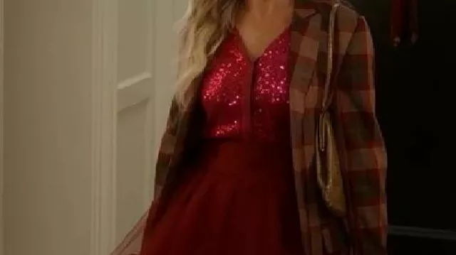 Long manteau à carreaux porté par Sarah Jessica Parker (Carrie Bradshaw) dans And Just Like That S03