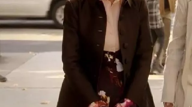 Long manteau marron porté par Carrie Bradshaw (Sarah Jessica Parker) dans And Just Like That S03