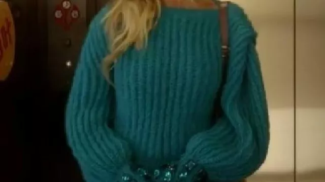 Pull en tricot bleu porté par Carrie Bradshaw (Sarah Jessica Parker) dans And Just Like That S03