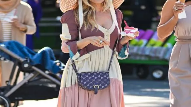 Robe midi à plusieurs niveaux portée par Carrie Bradshaw (Sarah Jessica Parker) dans And Just Like That