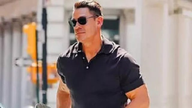 Polo negro de Little Brother usado por John Cena en el video de YouTube John Cena se emociona al hablar sobre su relación con su hermano