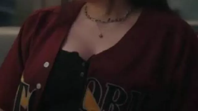 Jersey de tormenta granate de alienígena residente usado por (Kaylayla Raine) como se ve en Alien residente (S04E10)